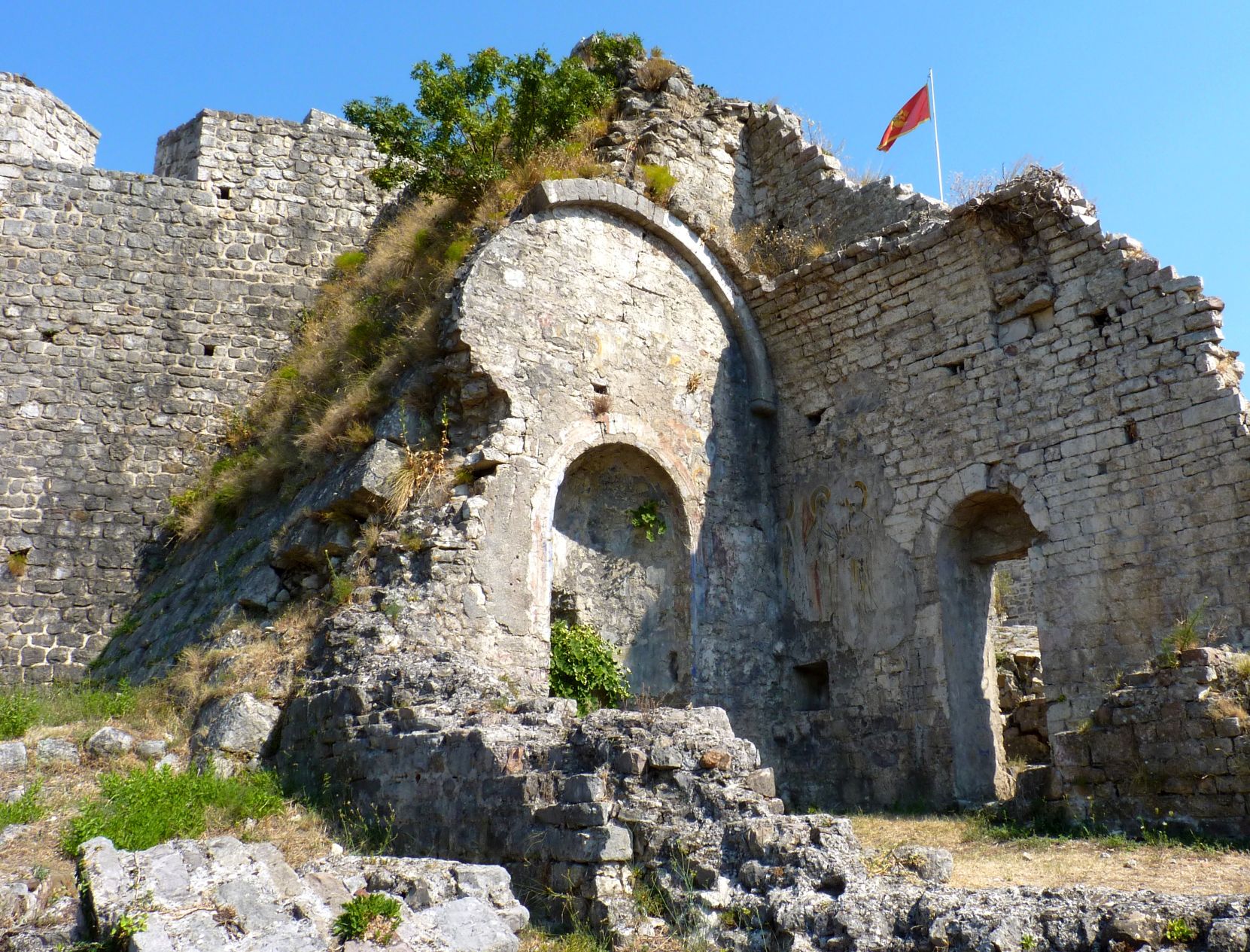 Ruins_with_flag_in_Stari_Bar